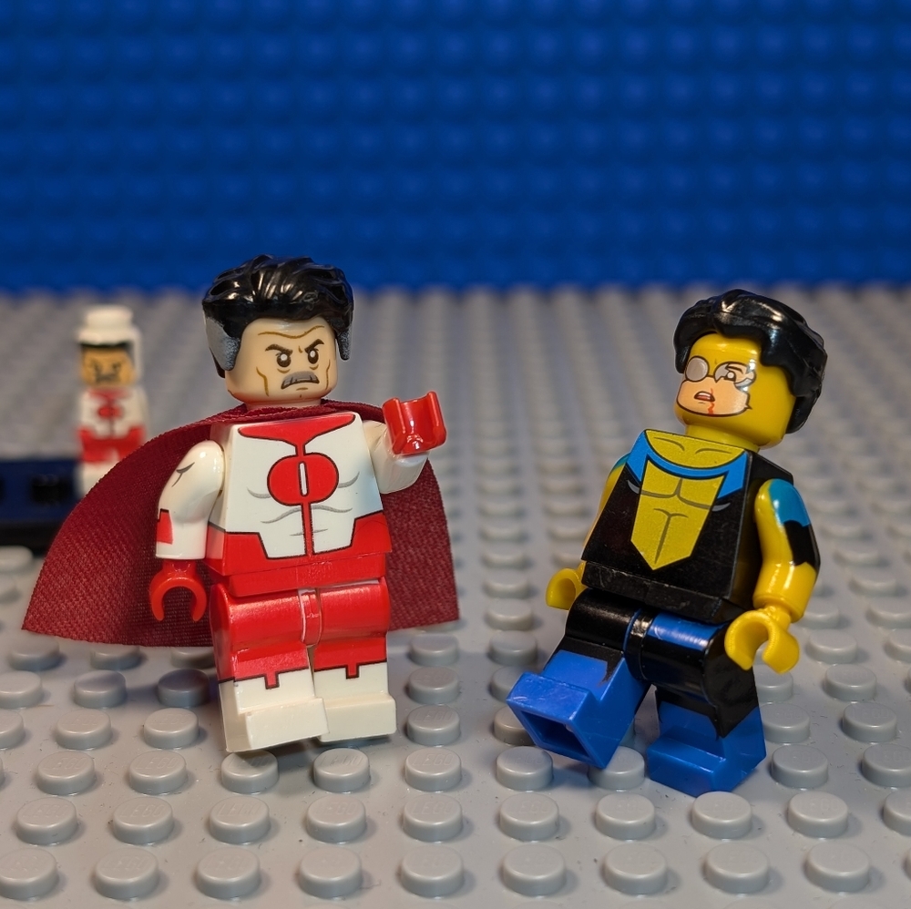 2 Minifigures- Invincible and Omni Man Anime Action Figure Collectible - Picture 6 of 6